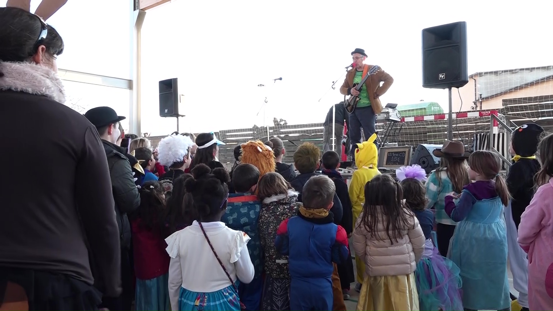 Desenes de nens i nenes celebren el carnestoltes a Porqueres