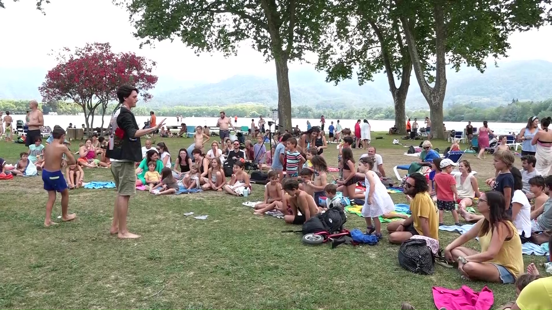 Una sessió de màgia obre les activitats d'estiu a la zona de bany del CN Banyoles