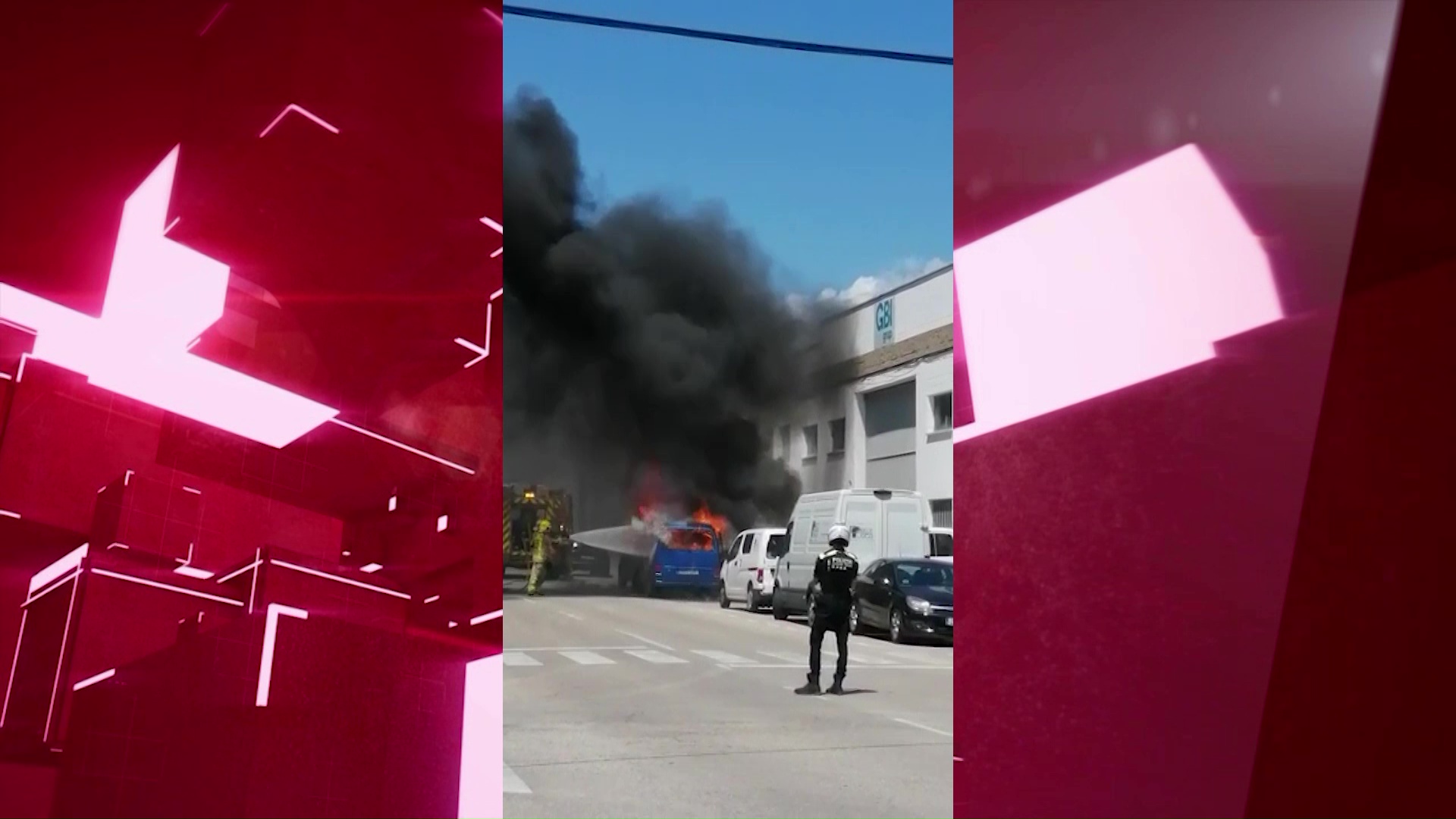 Espectacular incendi d'un vehicle estacionat a la Ronda Monestir de Banyoles